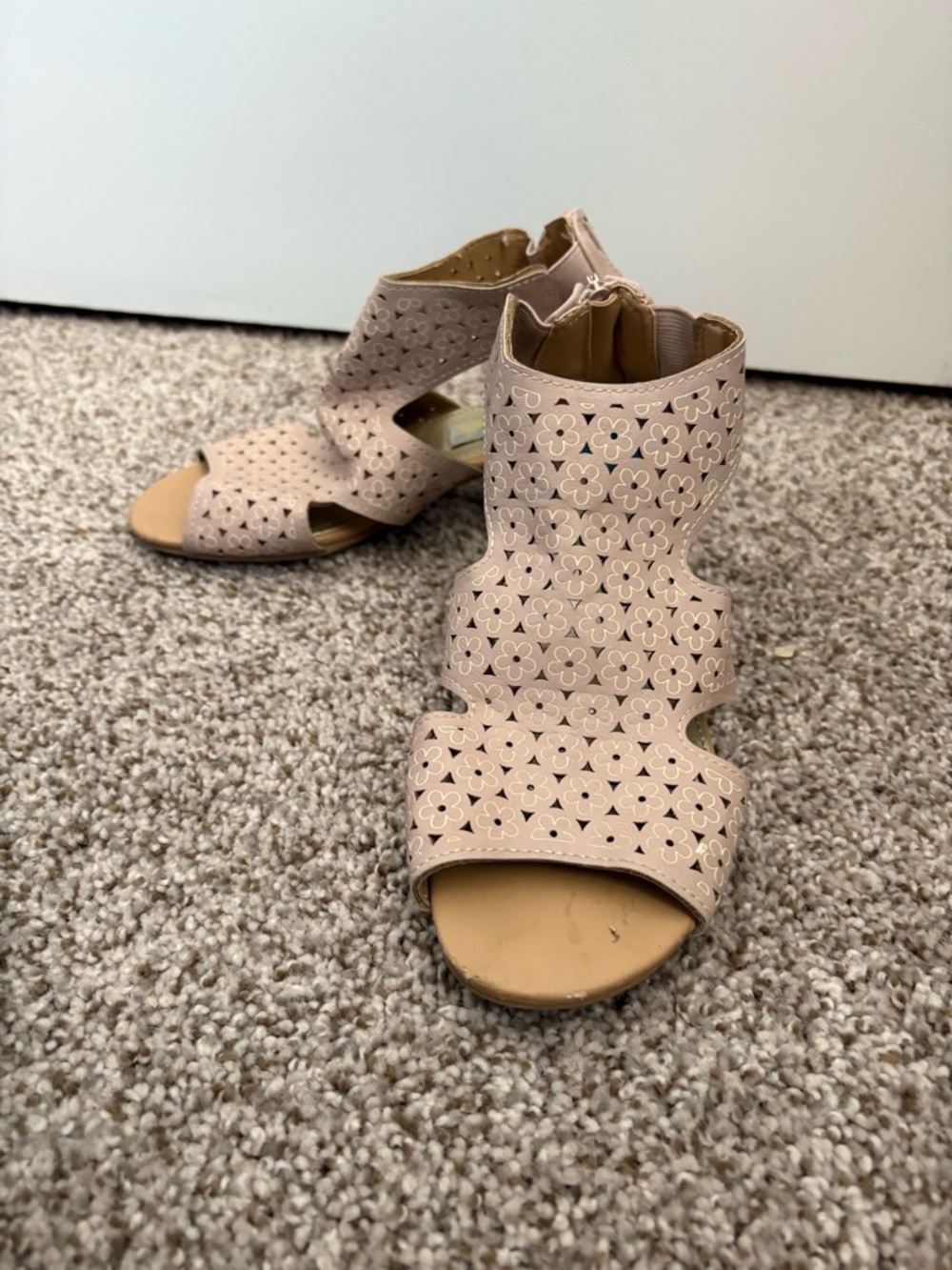 Rachel Shoes Women's Tan Laser-Cut Floral Slingback Heel Sandals, size 2